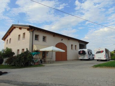 area per sosta su cemento immersi nel territorio
Parkplatz auf Beton, eingebettet in das Gelände