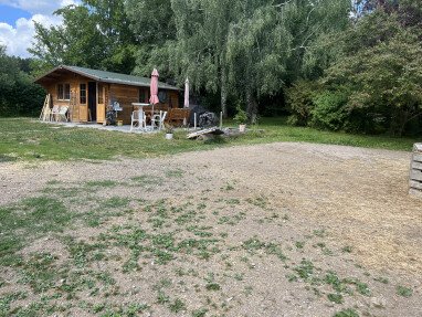 Grillhaus und Stellplatz sind auf dem ehemaligen Reitplatz direkt gegenüber dem Wohnhaus auf der anderen
