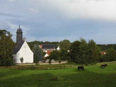 Blick auf das Dorf und die Kirche