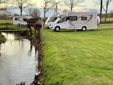 Jeder Stellplatz direkt am Bach