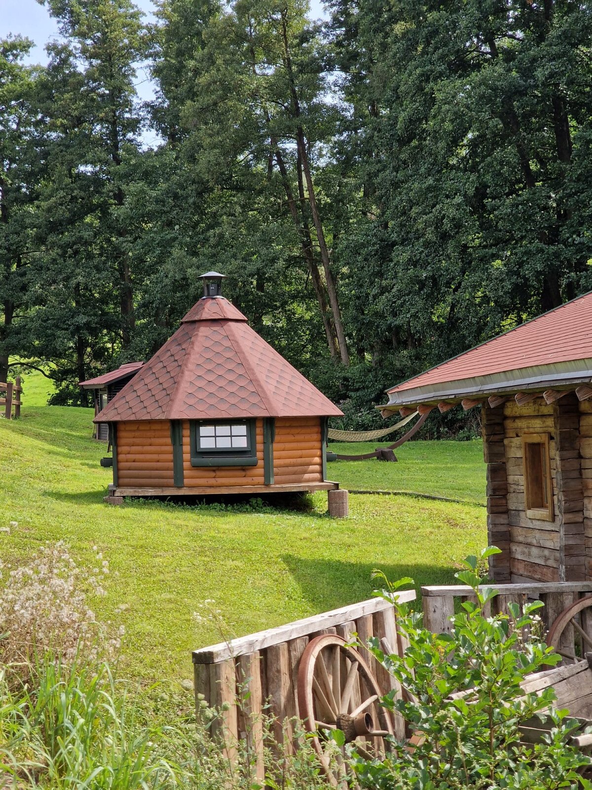 Blick am Altholhaus vorbei auf die Grillkotta