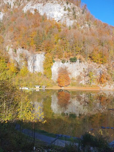 Blick  im Herbst vom Stellplatz auf den Luegsteinsee und die gegenüberliegende Felswand
