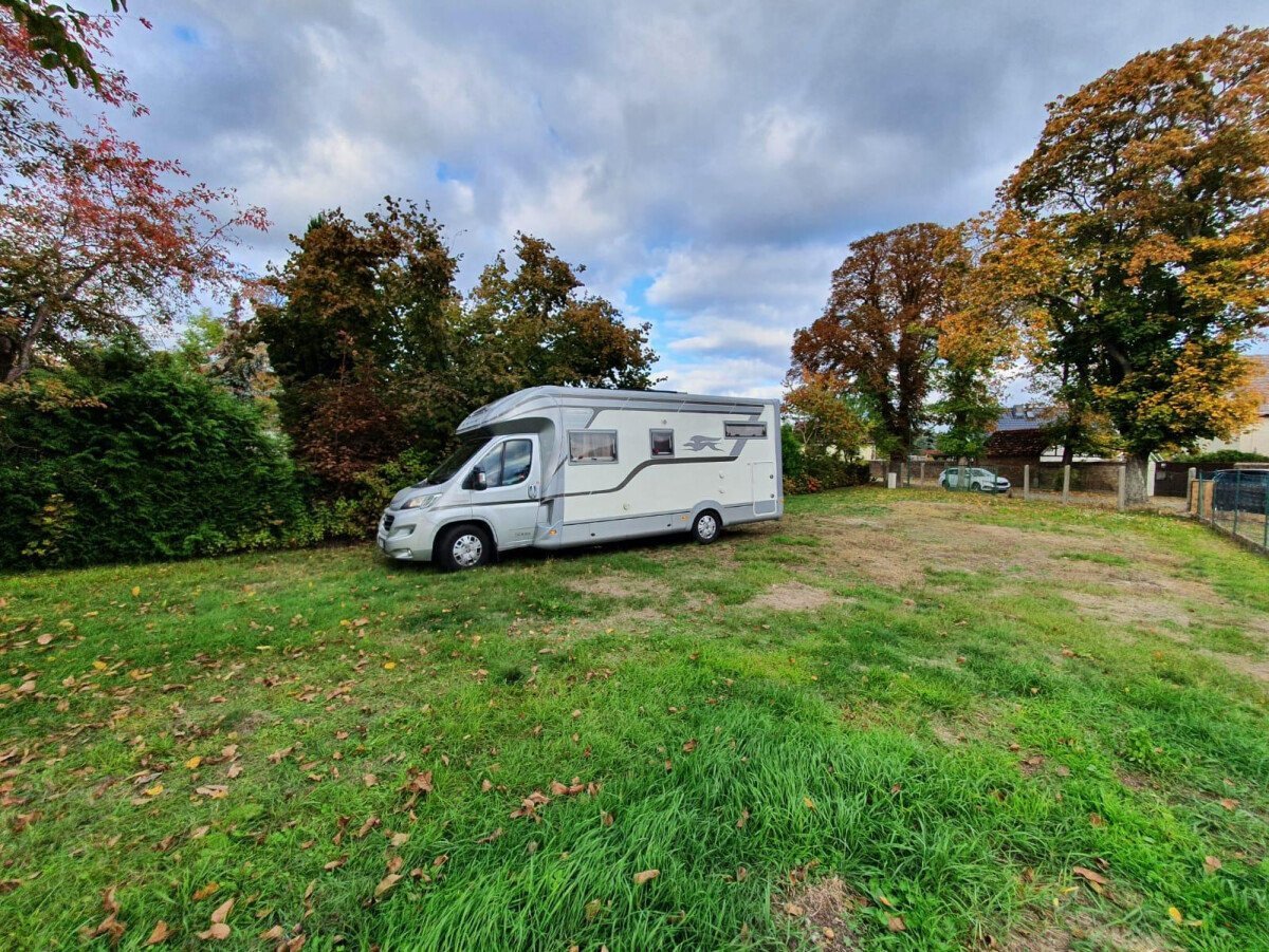 Obstgarten mit Camper.jpg