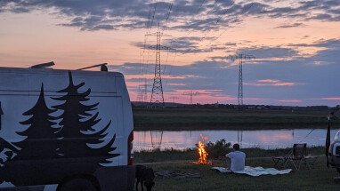 Kleines Feuerchen beim Sonnenuntergang 