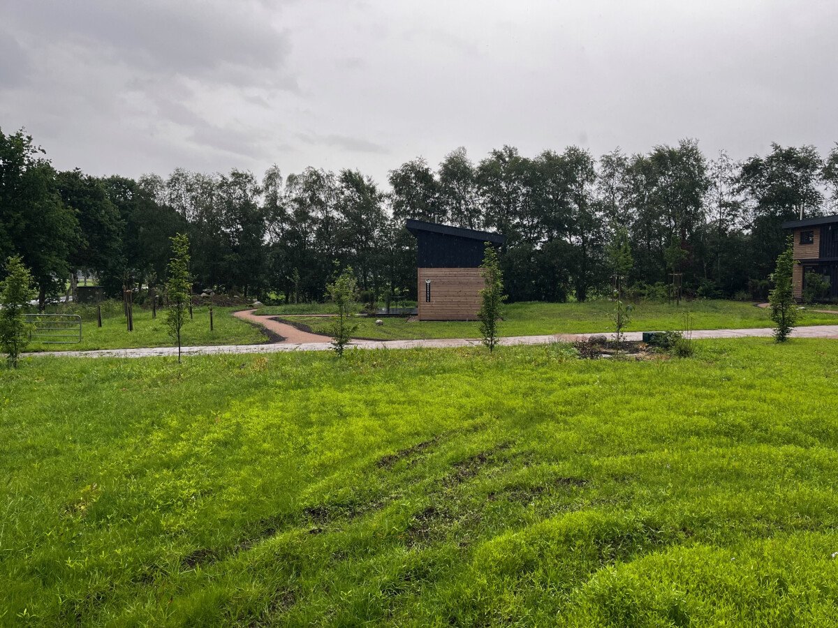 Vom Stellplatz Richtung Tinyhouses.jpg