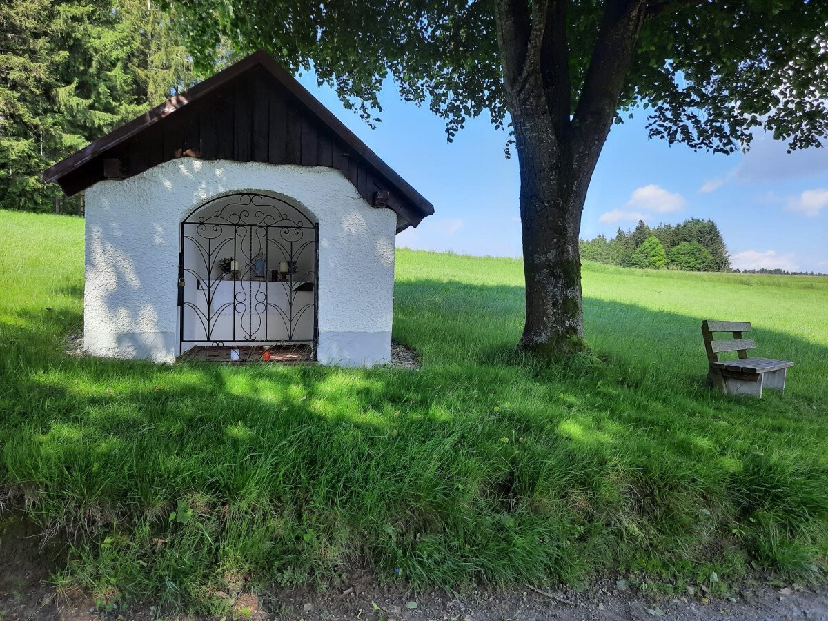 Kapellchen rechts davon  Einfahrt