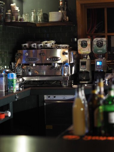 Genießt Kaffeespezialitäten aus unserer Siebträger-Kaffeemaschine. 