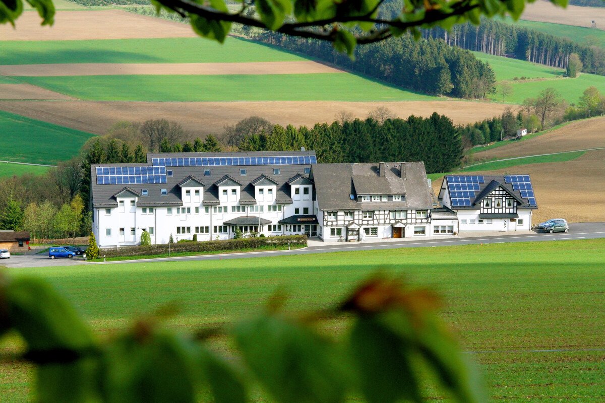 Wüllner aussenansicht mit Baum.jpg