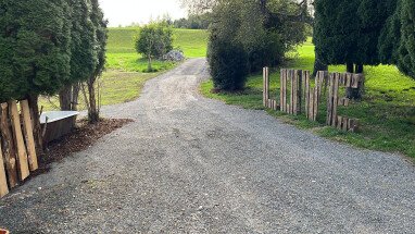 Zwei Stellpätze gepflastert, einer auf der Wiese