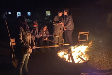 Lagerfeuer in der Feuerschale möglich, gegen einen kleinen Aufpreis Vorort, braucht ihr kein Holz mitbringen.