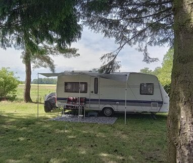 Sonnige und schattige gepflegte Stellplätze