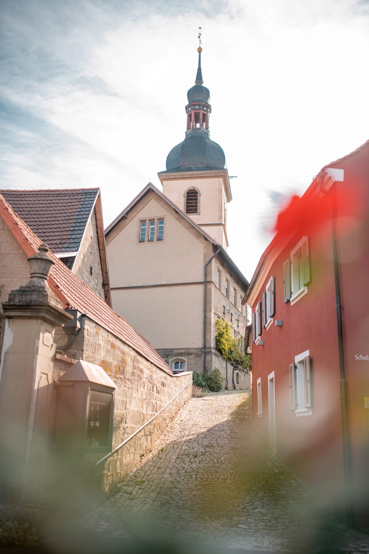 Kirche mit Gasse.jpg