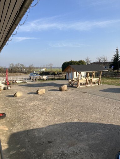 Hof mit Sitzmöglichkeiten