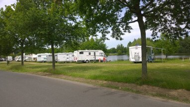 Wohnmobilplatz vor Schranke