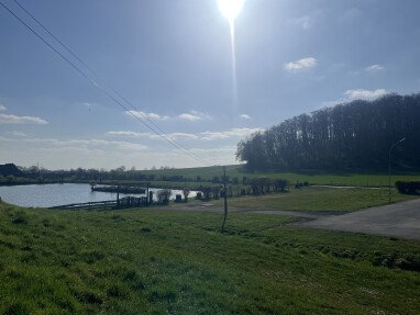 Stellplatz mit See im Hintergrund