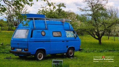 Unsere beiden Plätze befinden sich zwischen (blühenden) Apfel- und Birnbäumen. Ideal für Büssli, Zelte bis Camper / Wohnmobil.