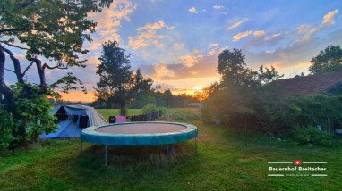 Für eine ordentliche Portion Fitness und Spass liefert dir unser grosses Trampolin, welches Du gerne kostenlos mitbenutzen darfst.