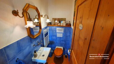 Direkt in der Schreinerei befindet sich ein neu ausgebautes, modernes WC ausschliesslich für dich und die anderen Camper.