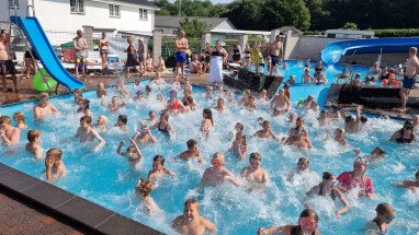 Belebter Pool