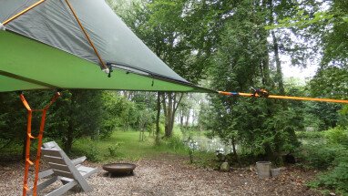 Baumzelt im Wassergarten von NaturOH mit Blick auf See in Gescher
