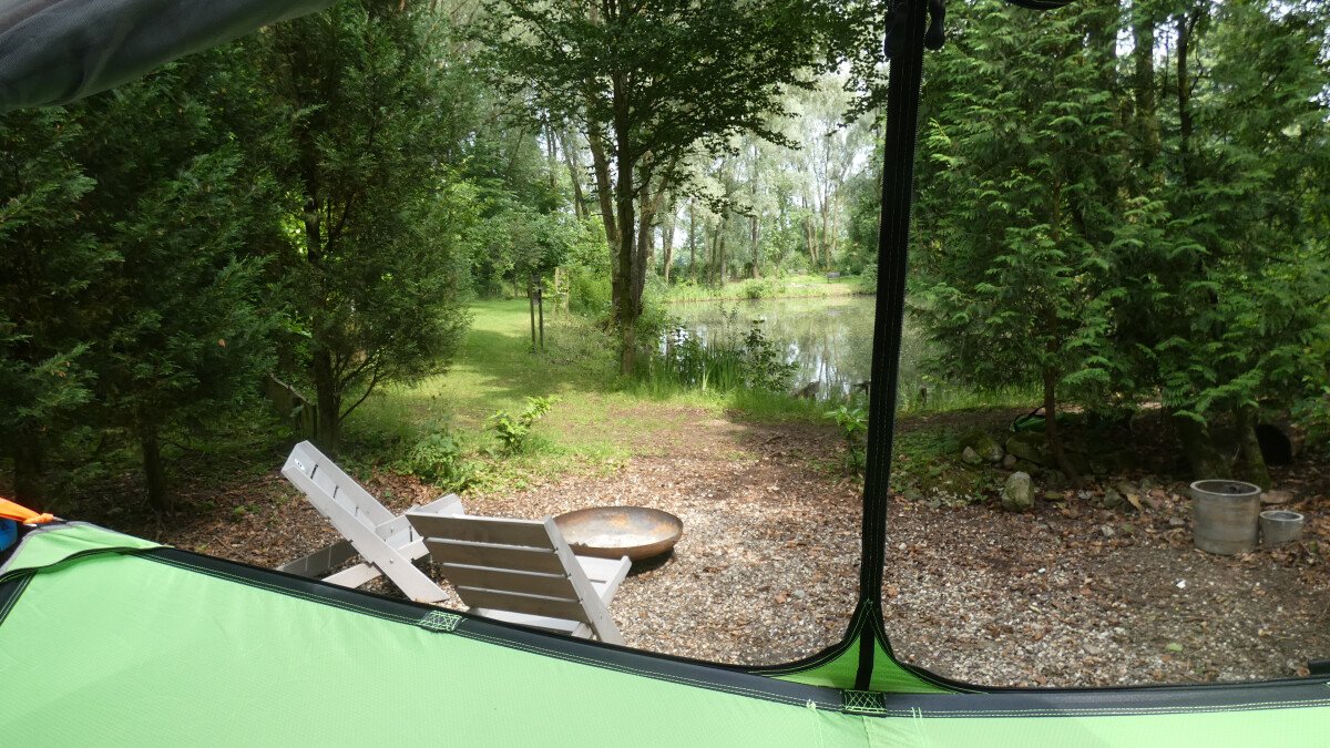 Baumzelt von innen mit Blick auf See