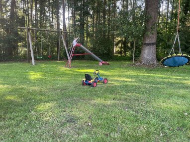 Spielplatz mit Sandkiste und Spielgeräten