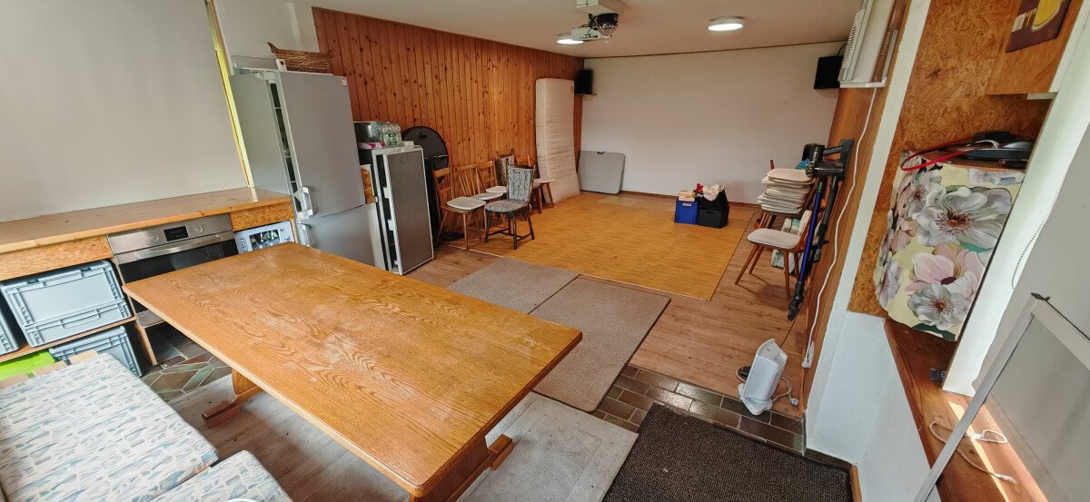 17 - Partyhütte innen-min.jpg