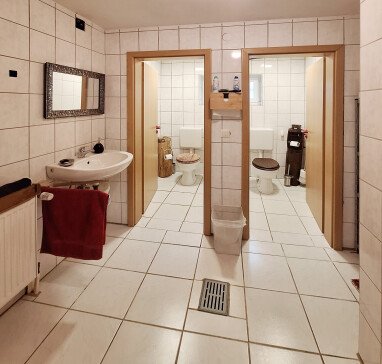 2 Unisextoiletten mit Waschbecken. Dusche ist derzeit noch nicht vorhanden. 