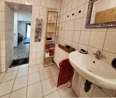 Informationsmaterial für die Umgebung und "Notfallkörbchen" vorhanden. WC ist ebenerdig durch den Innenhof mit Licht begehbar. Breite der Türen 82 cm und 69 cm. 