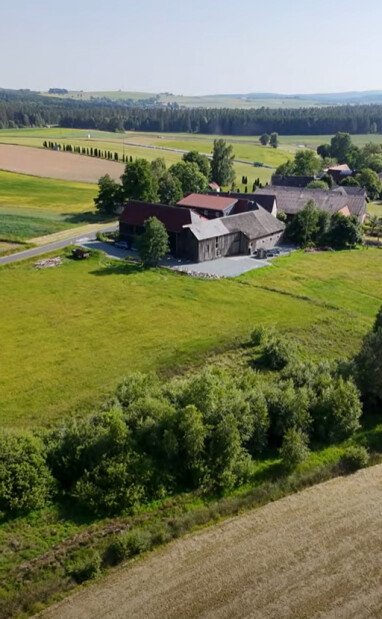 Luftaufnahme des Hofes.