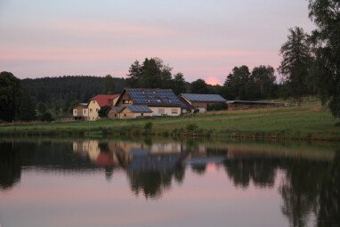 Unser Hof vom Weiher aus