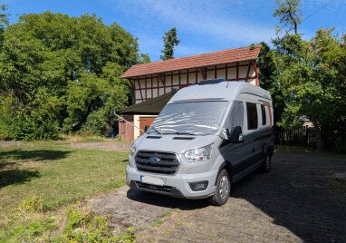 Camper im Hof