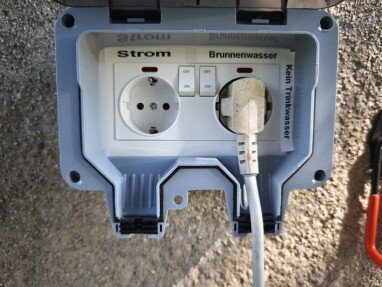 Strom und Brunnenwasser