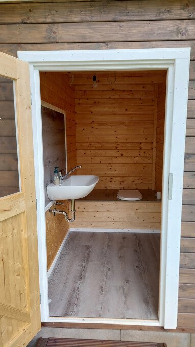 Waschhaus mit Warmwasser und Trockentrenntoilette