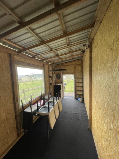 Anbau mit Kühlschrank und Campingstuff