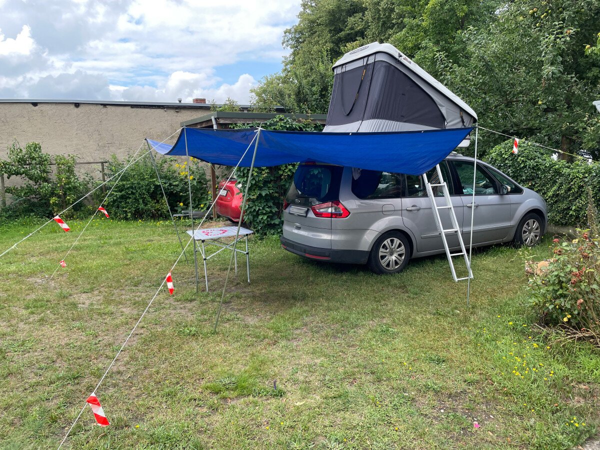 stellplatz_dachzelt_neben_carport.jpg