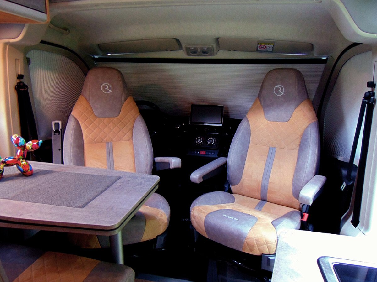 Dinette mit Captain Chairs.JPG