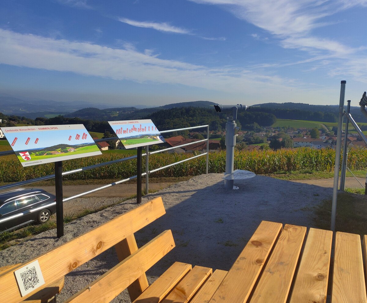 Sitzgruppe Aussichtsfernrohr und Tafeln Kammerlsperg.jpg