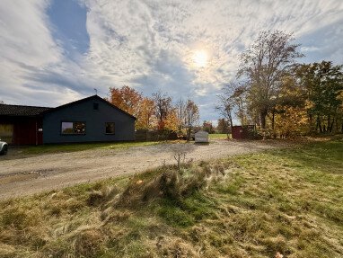 Die Stellflächen (vor der grauen Fassade).