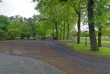 links befinden sich die Stellplätze