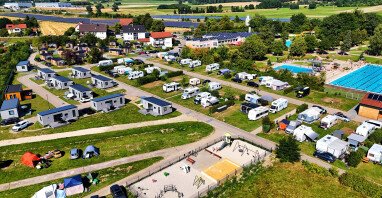 Campingpark Nabburg von oben mit Freibad Perschen direkt nebenan
