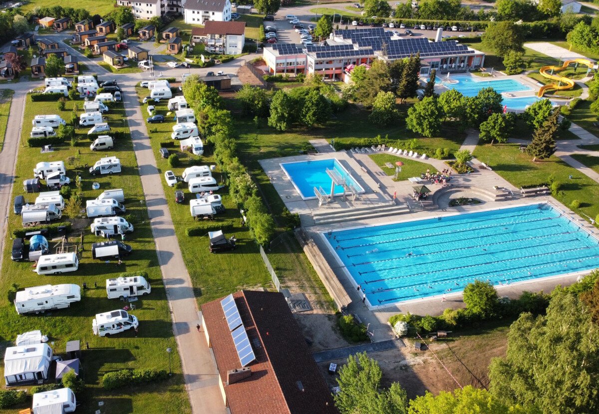 Campingpark Nabburg von oben mit Freibad Perschen direkt nebenan