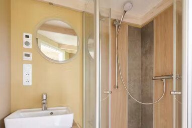 Camping-Paradies-Gruener-Jaeger-Badezimmer-mit-Dusche-in-der-Tiny-House-Laura-Mietunterkunft-b92060d4-c9a2-4004-89c0-10451e5ae4c2