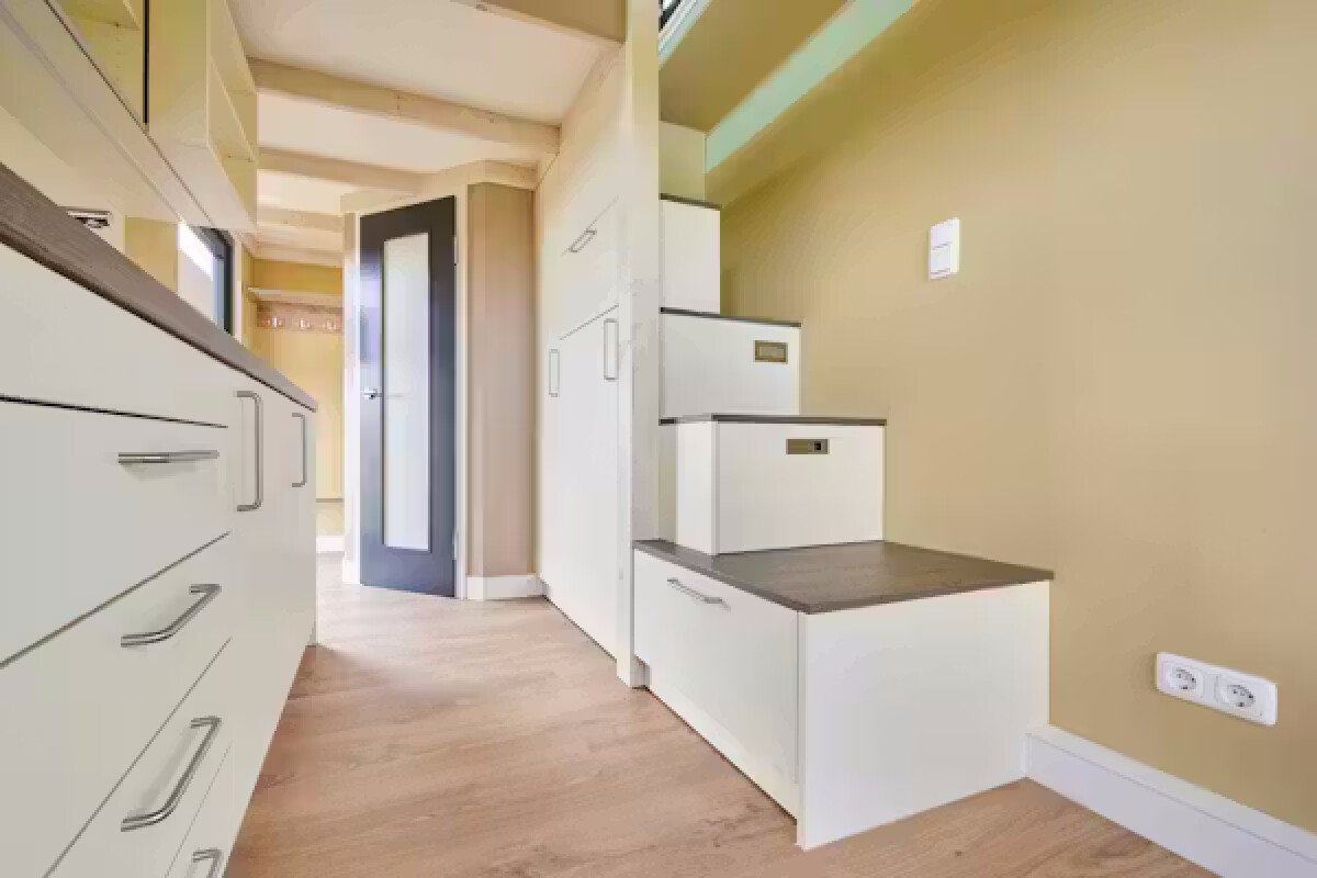 Camping-Paradies-Gruener-Jaeger-Innenansicht-der-Tiny-House-Laura-Mietunterkunft-9602a6a8-6ef2-47d5-bbf9-5ed3eea2e2b8