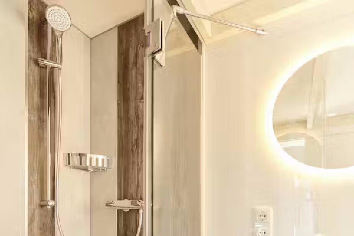 Camping-Paradies-Gruener-Jaeger-Dusche-in-der-Tiny-House-Karl-Mietunterkunft-daca2d83-906f-42ba-8833-a92a3b987d68