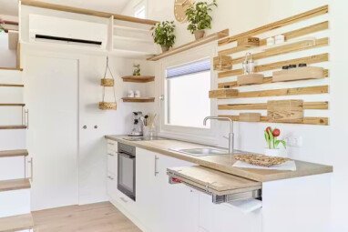 Camping-Paradies-Gruener-Jaeger-Kueche-mit-Ausstattung-in-der-Tiny-House-Karl-Mietunterkunft-08761d2d-c40b-4973-b3e0-d2bfadce1da8