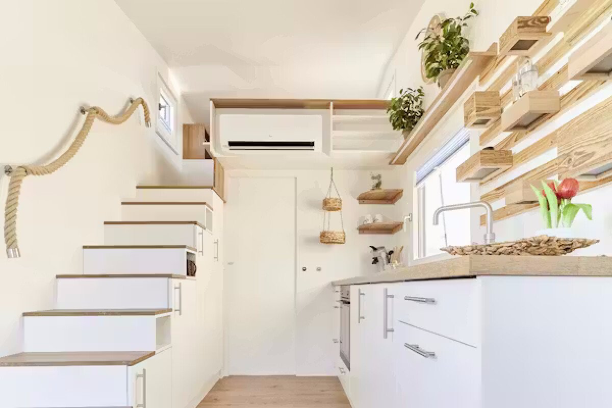 Camping-Paradies-Gruener-Jaeger-Innenbereich-der-Tiny-House-Karl-Mietunterkunft-mit-Klimaanlage-3f7eaacd-a755-4ac2-bafc-97ce516e1a0e