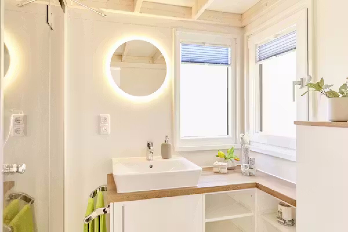 Camping-Paradies-Gruener-Jaeger-Badezimmer-in-der-Tiny-House-Karl-Mietunterkunft-e723e326-7177-48c6-a98c-5594982cfd0e