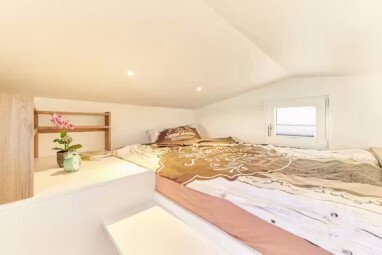 Camping-Paradies-Gruener-Jaeger-Schlafbereich-in-der-Tiny-House-Karl-Mietunterkunft-2817b86f-4c3e-4f86-adf3-6a0f9ac0e51c