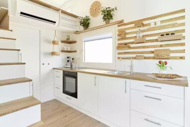 Camping-Paradies-Gruener-Jaeger-Kueche-in-der-Tiny-House-Karl-Mietunterkunft-84252712-22e4-422c-b873-b6a69992baef